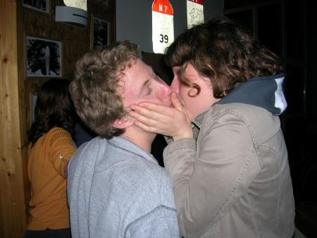 Un faux bisou, et ca se voit!